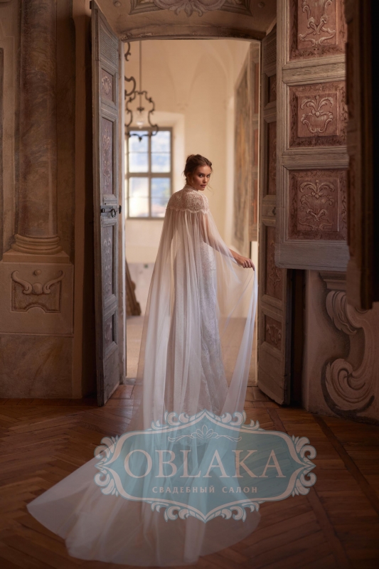 Мереживна весільна сукня русалка з кейпом Aura
