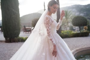 Пишна весільна сукня з довгими рукавами Vogue 18027